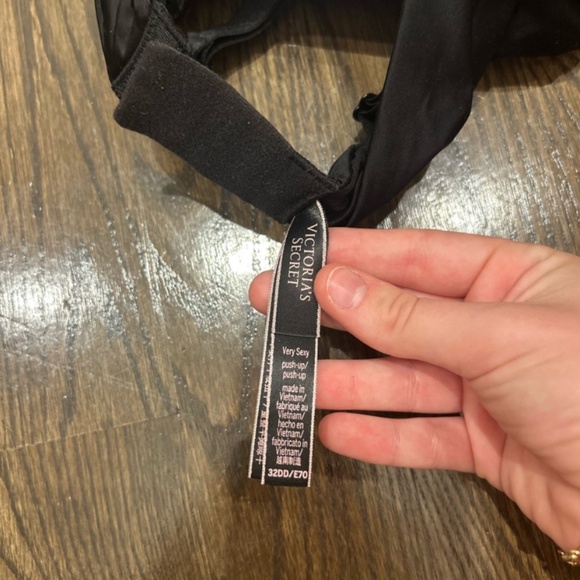 Victoria's Secret black bra - Picture 4 of 4